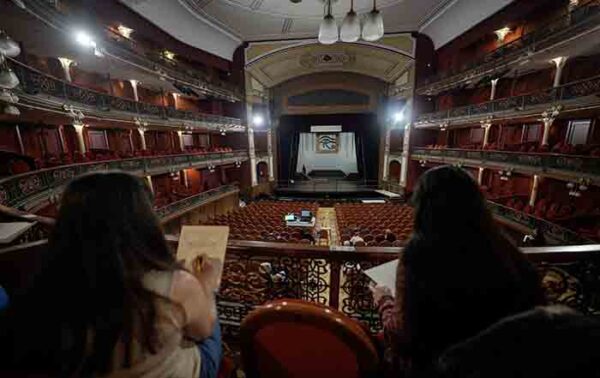 LOS URBANSKETCHERS DE CÓRDOBA DIBUJAN EL GRAN TEATRO PARA CELEBRAR SU